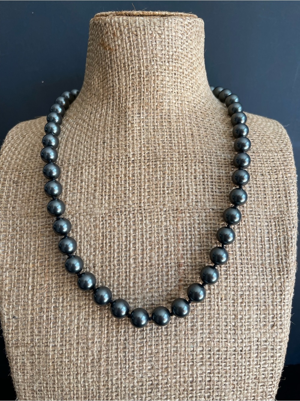 New Classic black south sea shell pearl Bead Necklace.